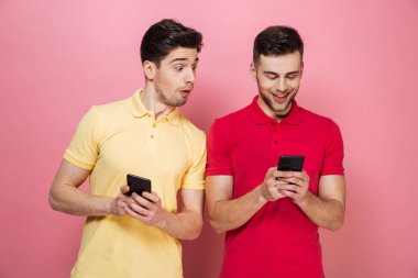 Heyecanlı bir gay çift cep telefonunu kullanarak portresi