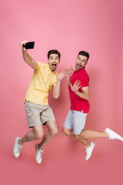 Tam uzunlukta portre mutlu bir gay çift