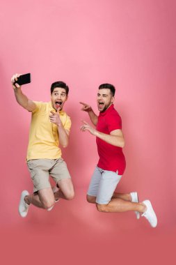 Mutlu bir eşcinsel erkek çift tam uzunlukta portresi