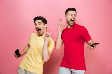 Neşeli bir gay erkek çift eğleniyor portresi