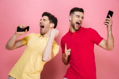 Neşeli bir gay erkek çift portre