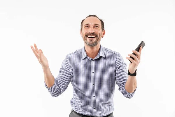 Συναισθηματική ενήλικα άνδρα χρησιμοποιώντας το κινητό τηλέφωνο. — Φωτογραφία Αρχείου