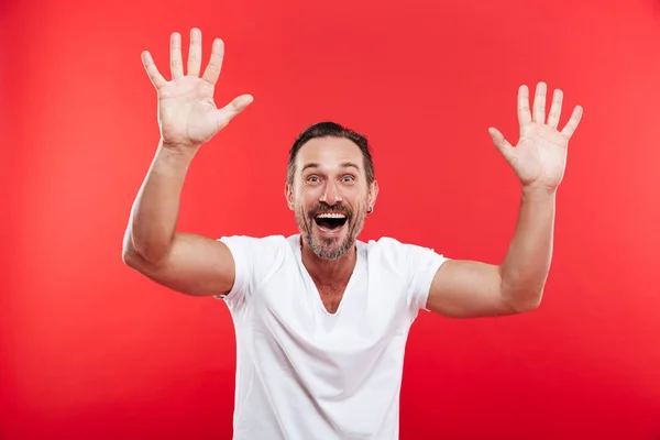 Emocionado hombre adulto feliz mirando cámara . — Foto de Stock