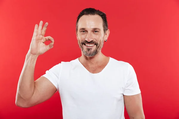 Cheerful adult man showing okay gesture. — Stock Photo, Image