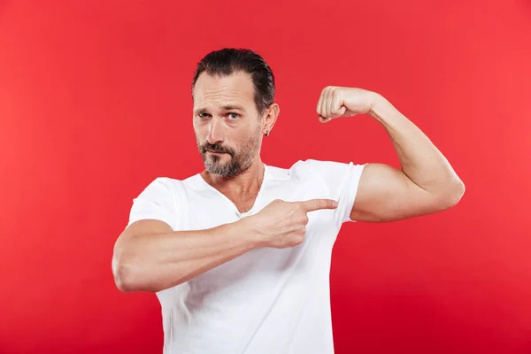 Hombre adulto guapo mostrando bíceps . — Foto de Stock