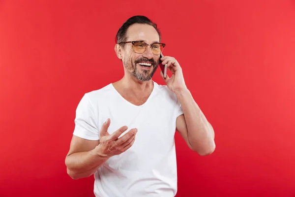 Счастливый человек в ярких солнцезащитных очках разговаривает по мобильному телефону . — стоковое фото