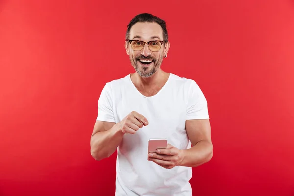 Volwassen gelukkig emotionele positieve man in kleurrijke zonnebril — Stockfoto