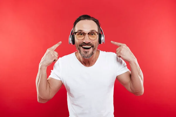 Πορτρέτο του happy ώριμος άνδρας ακούγοντας μουσική — Φωτογραφία Αρχείου