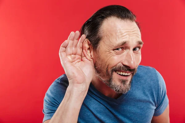 Imagem de homem caucasiano de 30 anos em t-shirt casual colocando mão no ouvido — Fotografia de Stock