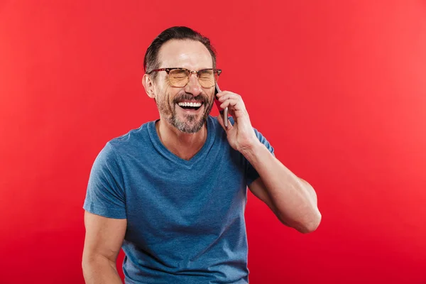 Портрет счастливого брюнетки с приятными мобильными разговорами — стоковое фото