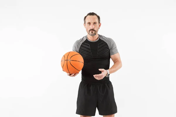 Potret olahragawan dewasa yang memegang bola basket — Stok Foto