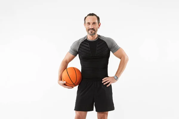 Potret seorang olahragawan dewasa yang tersenyum memegang bola basket — Stok Foto