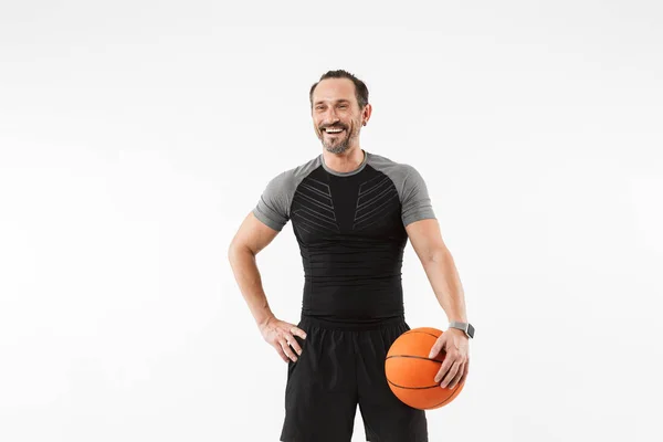 Potret seorang olahragawan dewasa yang bahagia yang memegang bola basket — Stok Foto