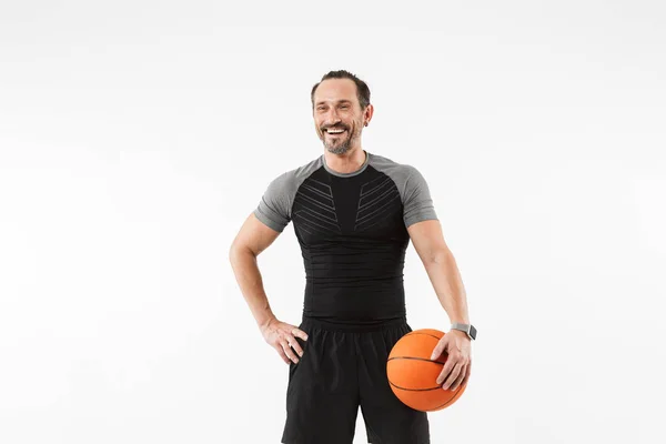 Retrato de un deportista maduro feliz sosteniendo baloncesto — Foto de Stock