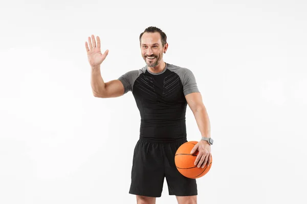 Retrato de un deportista maduro sonriente sosteniendo baloncesto — Foto de Stock