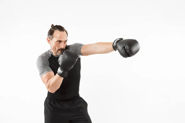 拳击手套中自信成熟运动员的肖像 — 图库照片