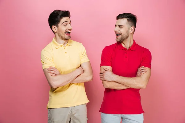 Portrait d'un jeune couple gay debout ensemble — Photo