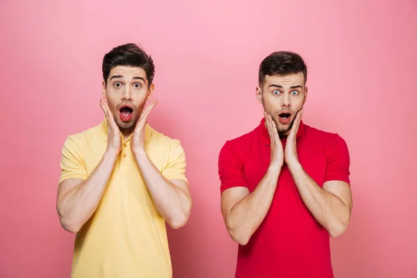 Retrato de um chocado gay casal — Fotografia de Stock