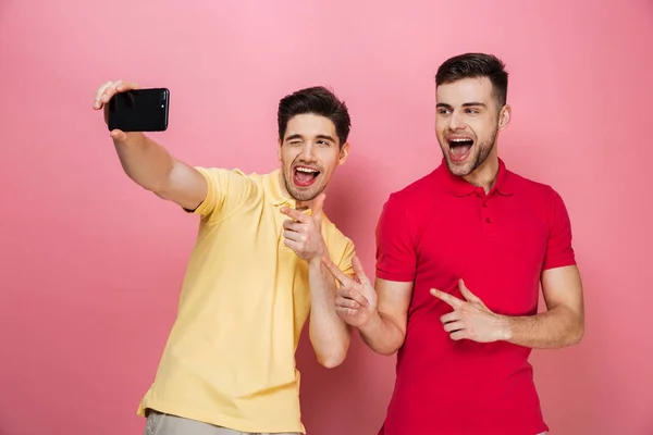 Retrato de una feliz pareja gay tomando una selfie — Foto de Stock