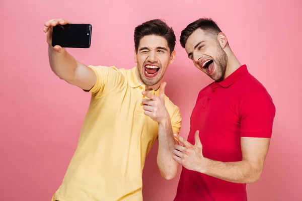 Retrato de um feliz gay casal tomando um selfie — Fotografia de Stock