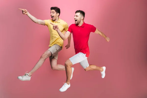 Completo comprimento retrato de um feliz gay masculino casal — Fotografia de Stock