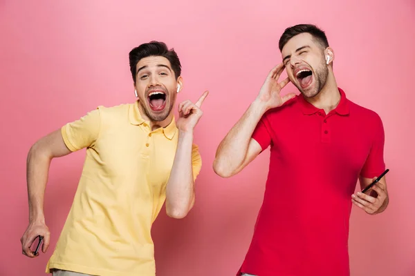 Retrato de um feliz gay masculino casal ter diversão — Fotografia de Stock