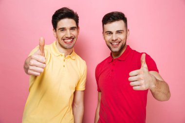 Kendinden emin bir gay erkek çift portre