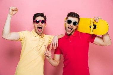 Gay erkek çift gülümseyen bir kutlama portresi