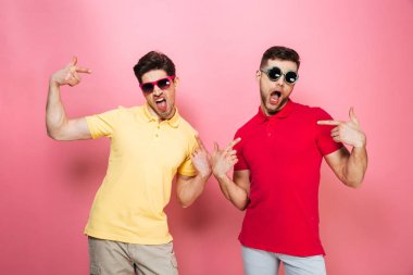 Bir çok eşcinsel erkek çift güneş gözlüğü portresi