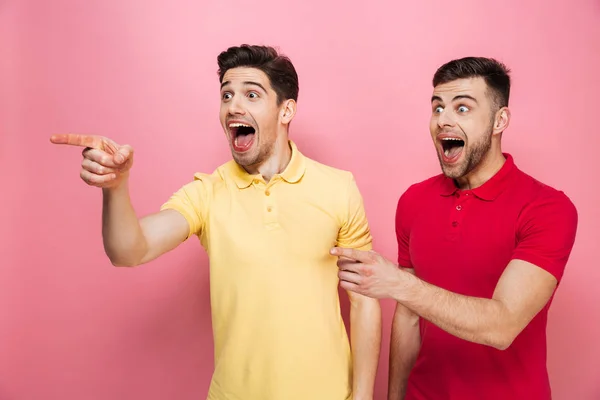 Retrato de una alegre pareja gay de pie — Foto de Stock