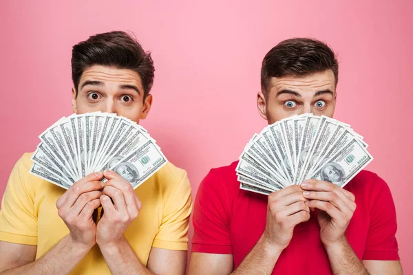 Porträtt av ett lyckligt homosexuella manliga par hålla pengar — Stockfoto