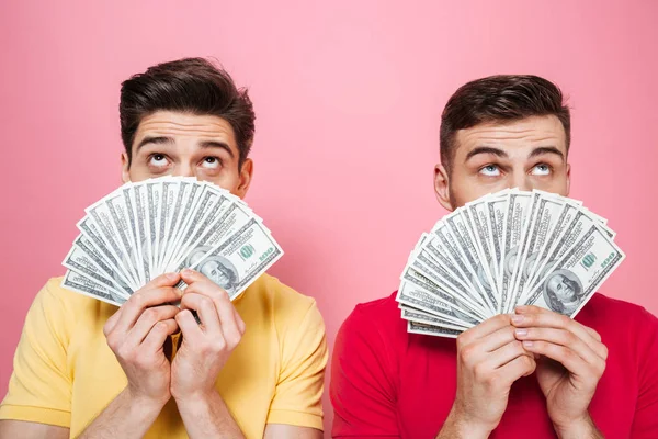 Portret szczęśliwy para gejów mężczyzna trzyma pieniądze — Zdjęcie stockowe