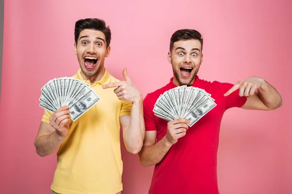 Retrato de una feliz pareja gay con dinero — Foto de Stock