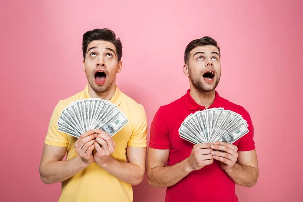 Портрет возбужденной пары геев, держащей деньги — стоковое фото