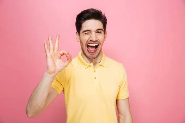 Портрет улыбающегося молодого человека, показывающего нормальный жест — стоковое фото