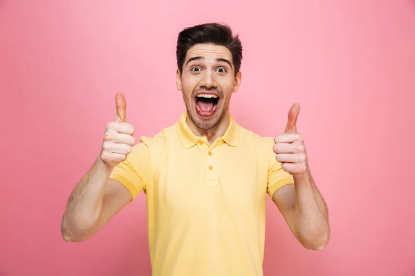 Retrato de um jovem alegre mostrando polegares para cima — Fotografia de Stock