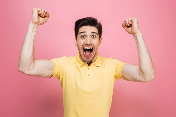 Portret van een tevreden jonge man vieren van succes — Stockfoto