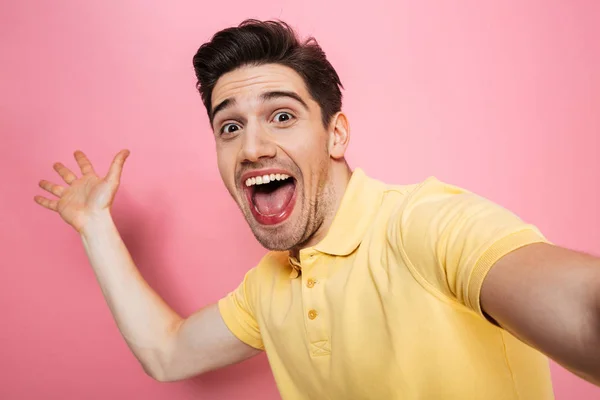 Портрет счастливого молодого человека, машущего рукой — стоковое фото