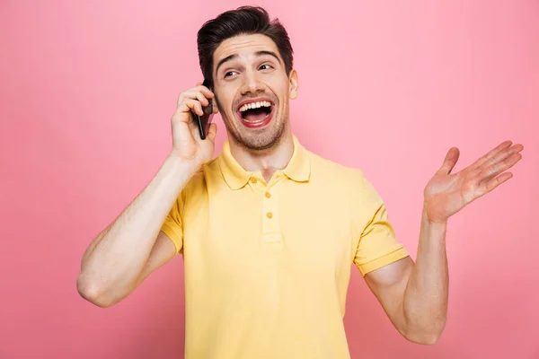 Porträt eines fröhlichen jungen Mannes, der mit dem Handy spricht — Stockfoto