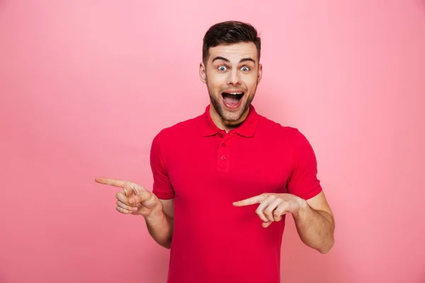 Retrato de um jovem feliz apontando dedos de distância — Fotografia de Stock