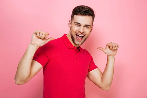 Retrato de um jovem alegre apontando — Fotografia de Stock