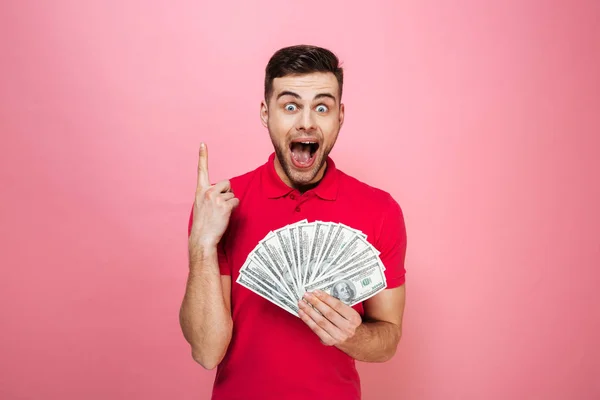 Retrato de un joven alegre sosteniendo dinero —  Fotos de Stock