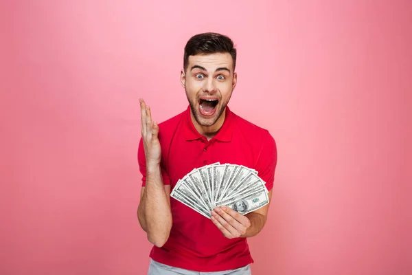 Πορτρέτο του ένα χαρούμενο νέος άνθρωπος που κρατά χρήματα τραπεζογραμματίων — Φωτογραφία Αρχείου