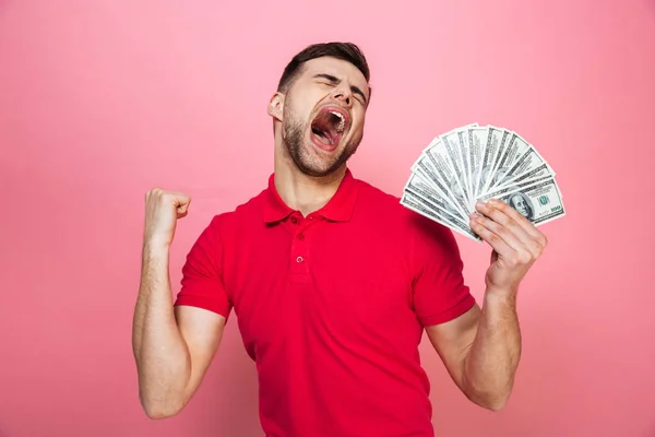 Porträtt av en nöjd ung man hålla pengar sedlar — Stockfoto