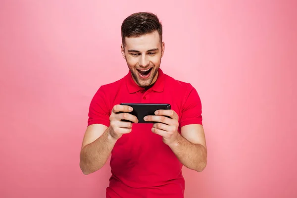 Retrato de un joven emocionado jugando juegos — Foto de Stock