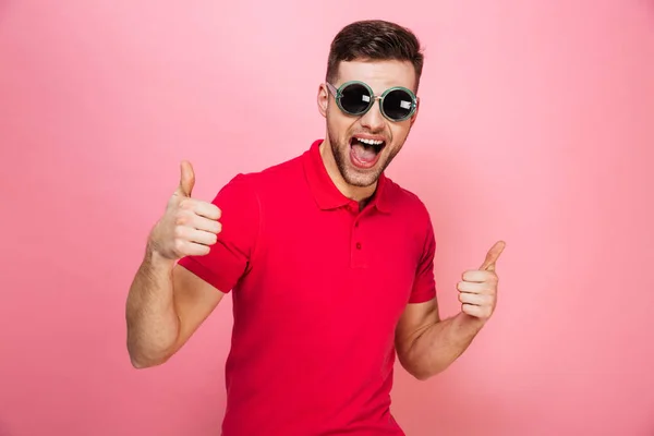 Портрет усміхненого юнака в сонцезахисних окулярах — стокове фото