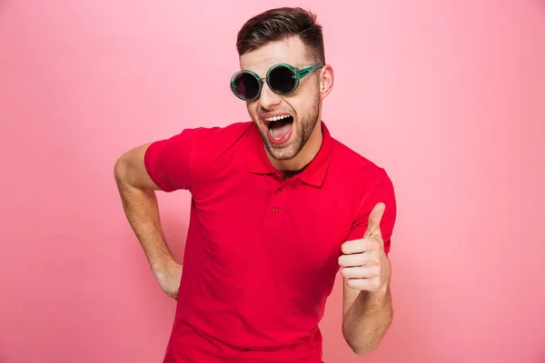 Портрет веселого юнака в сонцезахисних окулярах — стокове фото