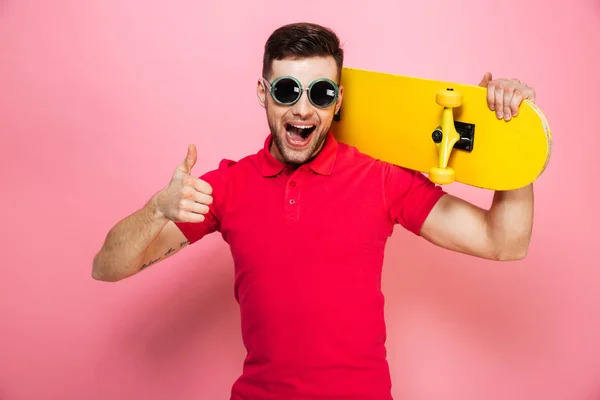 Portrét radostné mladého muže v sluneční brýle — Stock fotografie