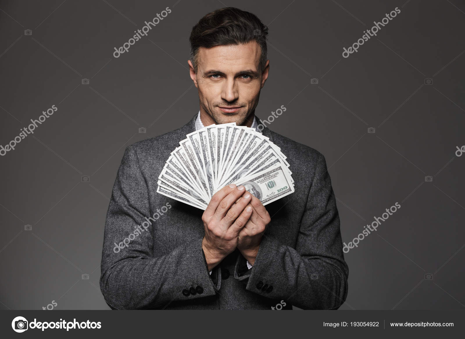 Many man money man. Мужик с деньгами в руках. Идеи для фото с деньгами парень. Держит веер перед собой мужчина. Мужчина в костюме держит деньги.