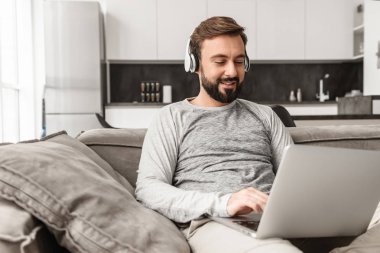 Adam 30'lu casual giyim evde, istirahat gülümseyen, fotoğraf ve